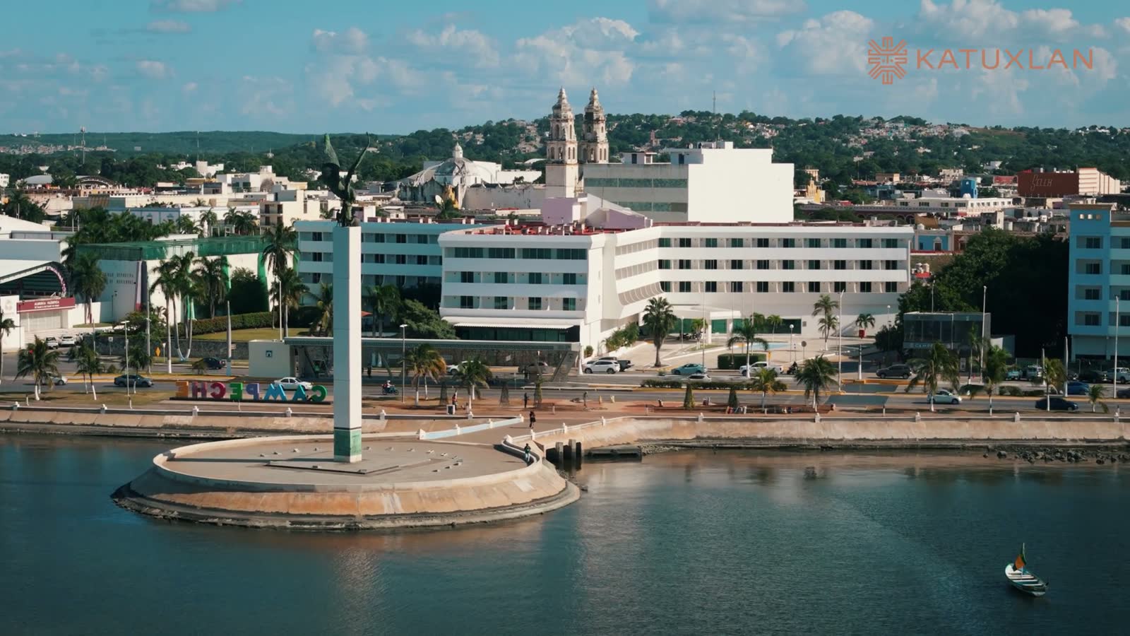 Vista aérea del Hotel Katuxlan frente al Malecón de Campeche
