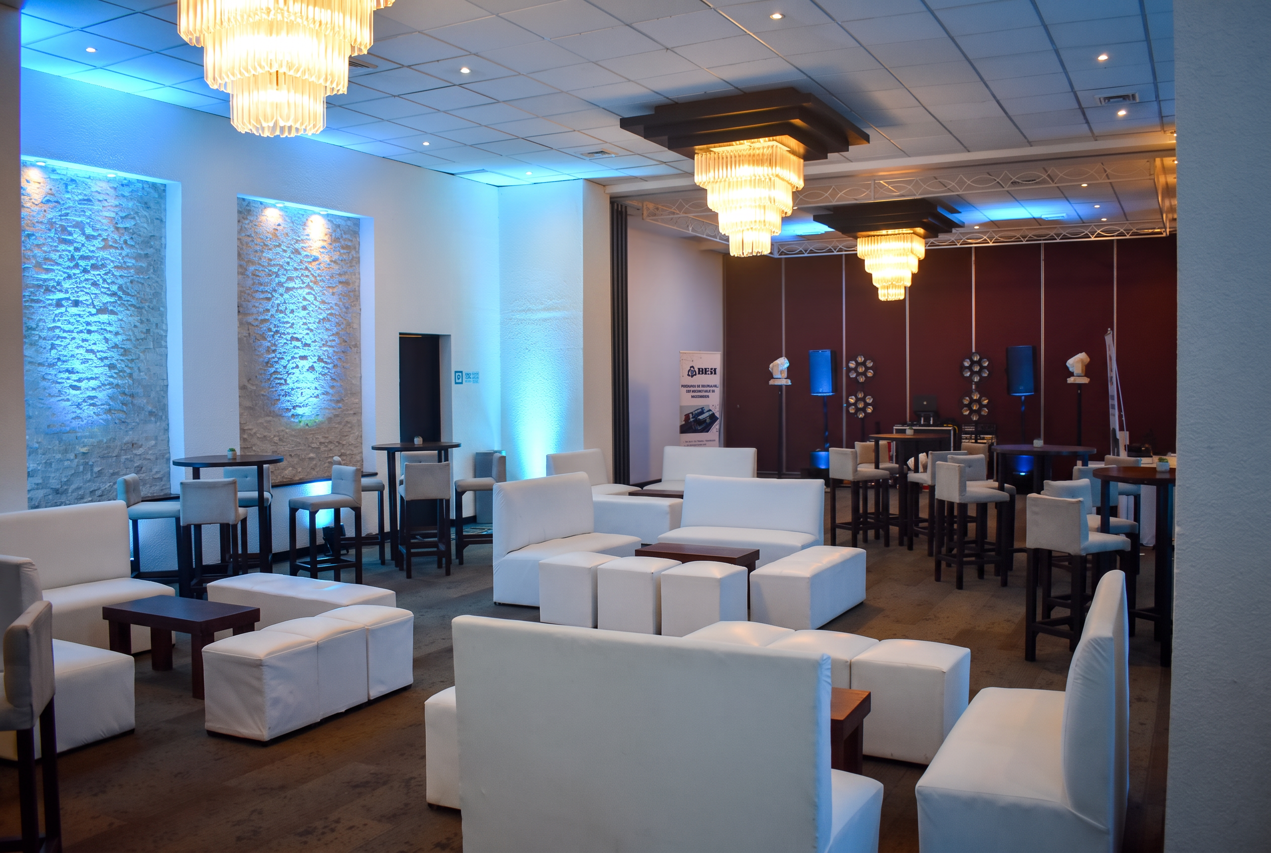 Salón con iluminación de diseño