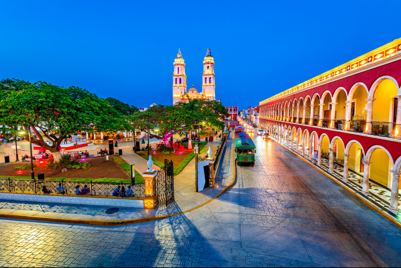Calle colonial de colores del Centro Histórico de Campeche al atardecer